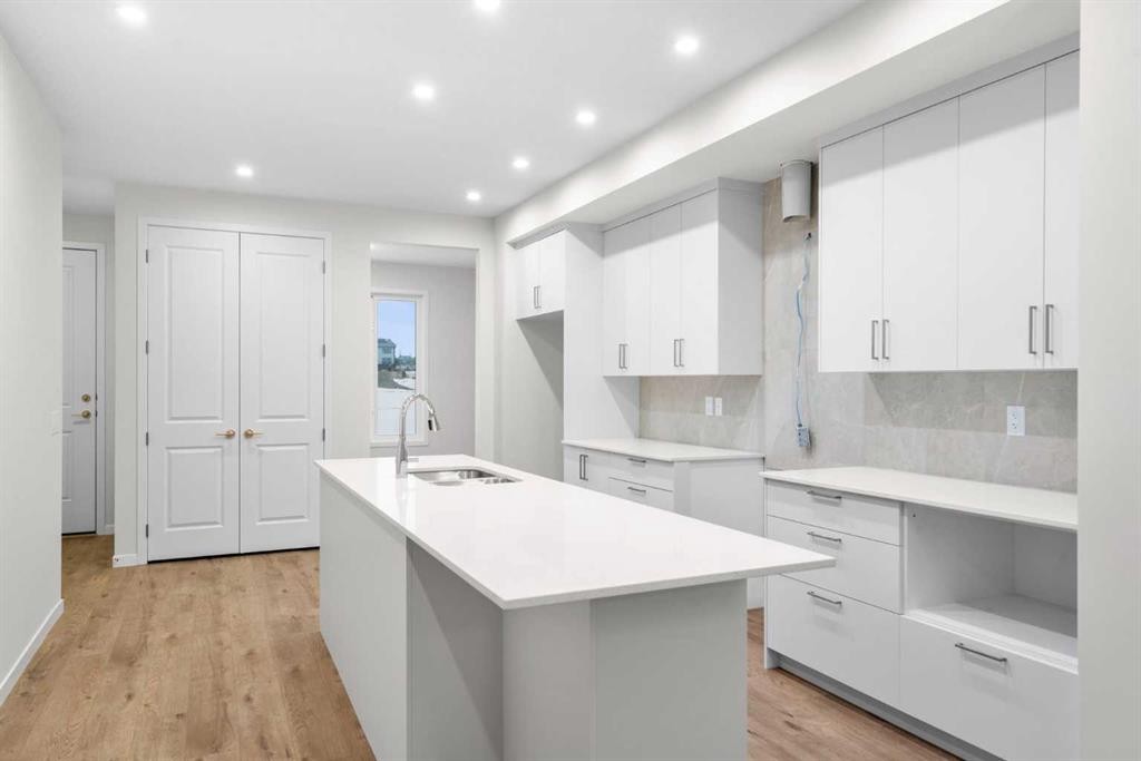 107 Royston Way Nw, Calgary, AB - Indoor Photo Showing Kitchen With Upgraded Kitchen