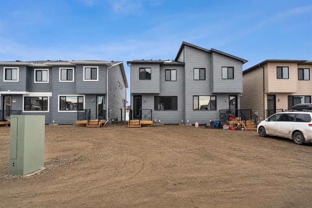 107 Royston Way Nw, Calgary, AB - Outdoor