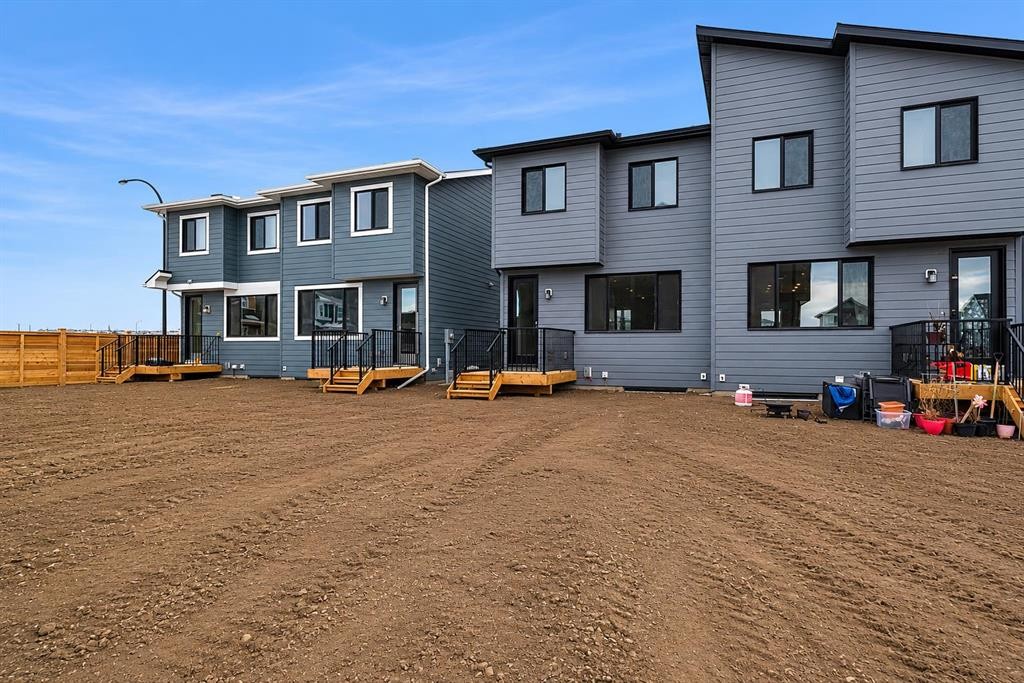 107 Royston Way Nw, Calgary, AB - Outdoor
