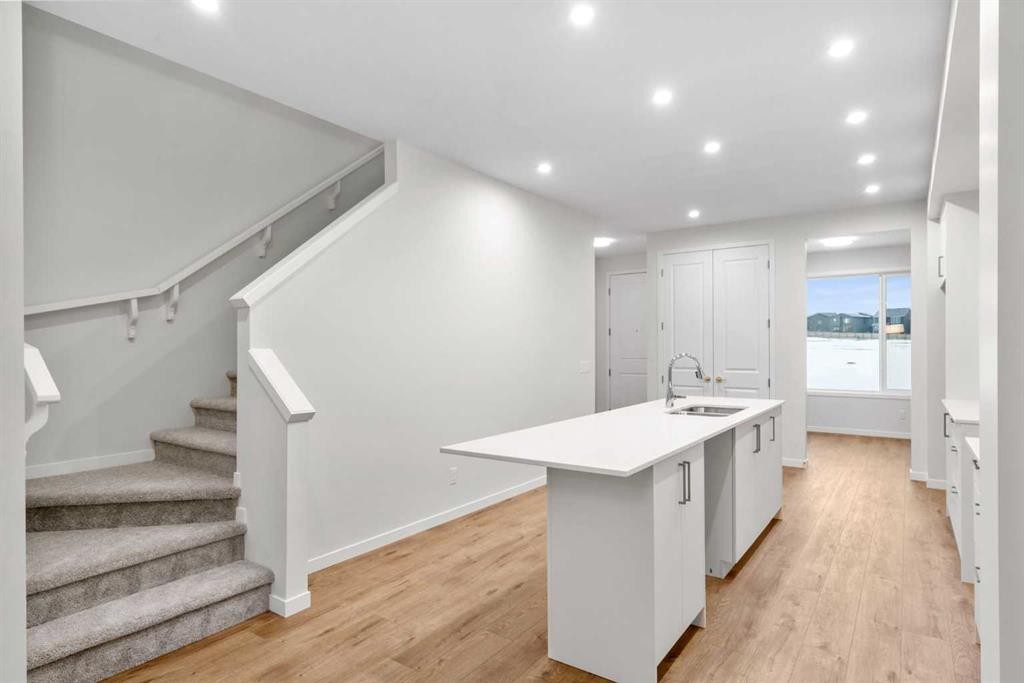 107 Royston Way Nw, Calgary, AB - Indoor Photo Showing Kitchen