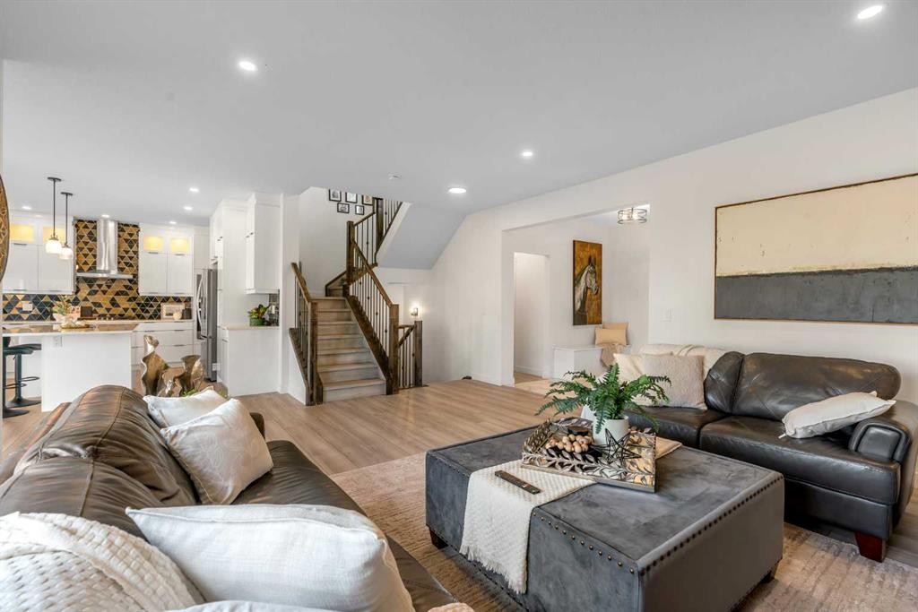 1315 Bayside Drive Sw, Airdrie, AB - Indoor Photo Showing Living Room