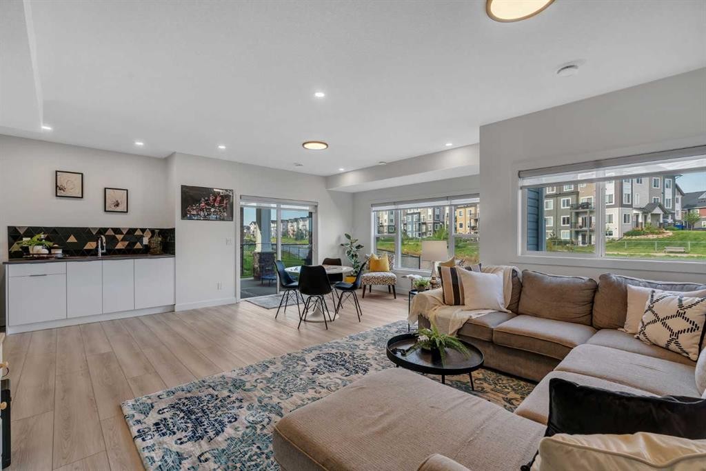 1315 Bayside Drive Sw, Airdrie, AB - Indoor Photo Showing Living Room