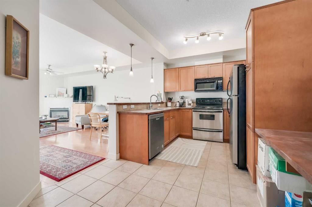 301-208 Holy Cross Lane Sw, Calgary, AB - Indoor Photo Showing Kitchen