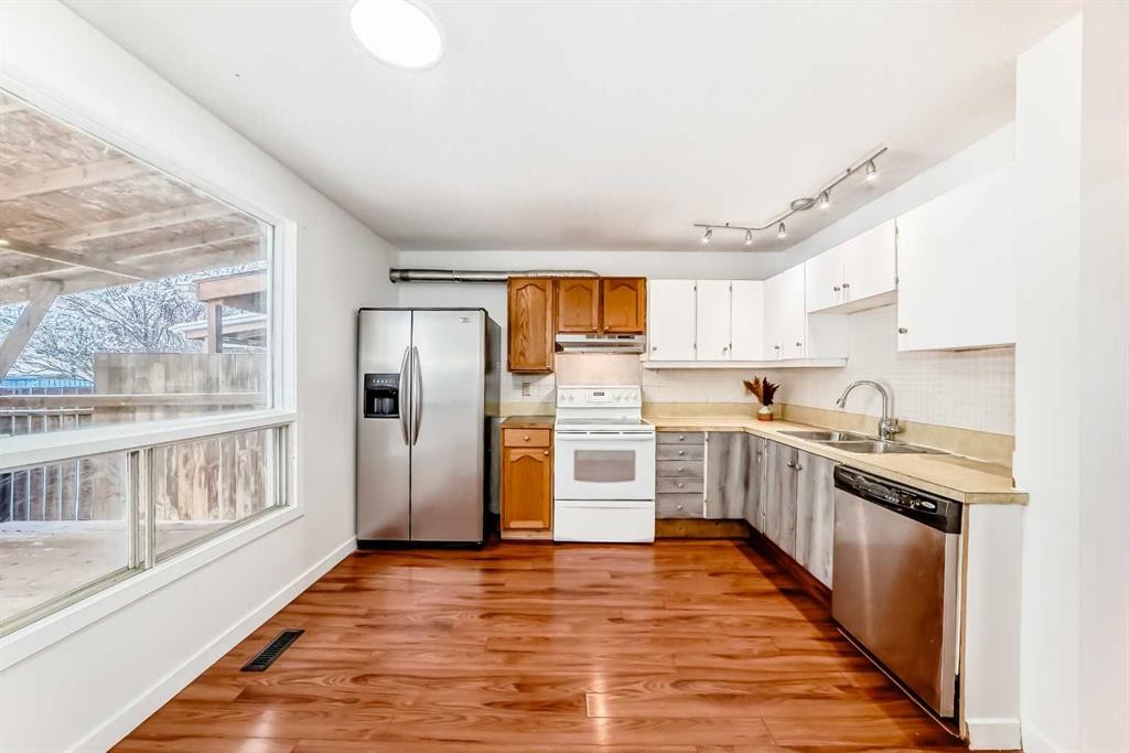 51A Fonda Green Se, Calgary, AB - Indoor Photo Showing Kitchen With Double Sink