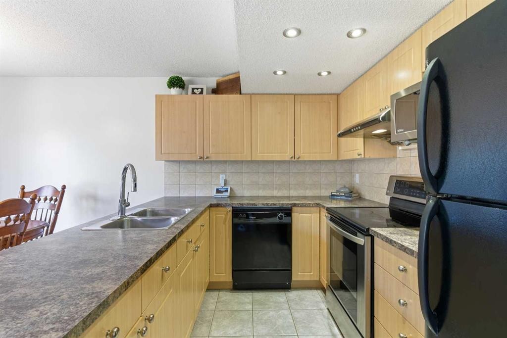 74 Evansbrooke Way Nw, Calgary, AB - Indoor Photo Showing Kitchen With Double Sink