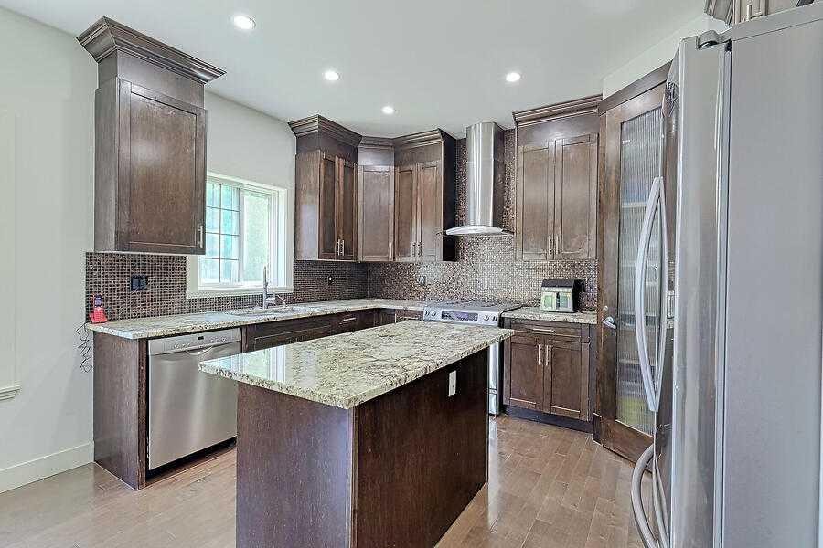 16 Rockcliff Point Nw, Calgary, AB - Indoor Photo Showing Kitchen With Upgraded Kitchen