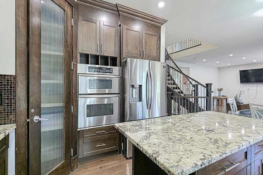 16 Rockcliff Point Nw, Calgary, AB - Indoor Photo Showing Kitchen With Upgraded Kitchen