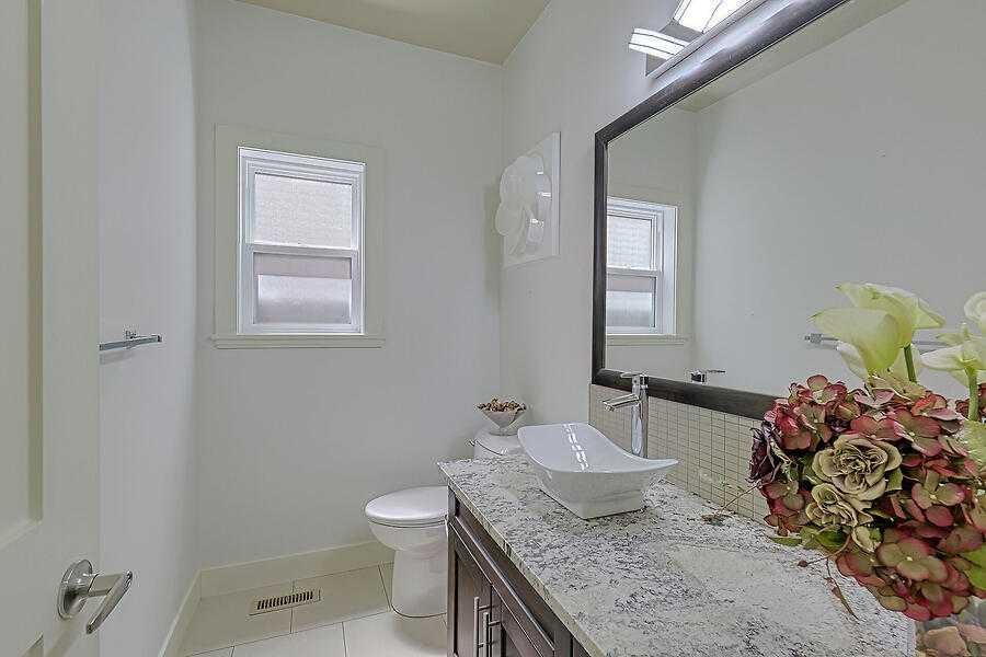 16 Rockcliff Point Nw, Calgary, AB - Indoor Photo Showing Bathroom