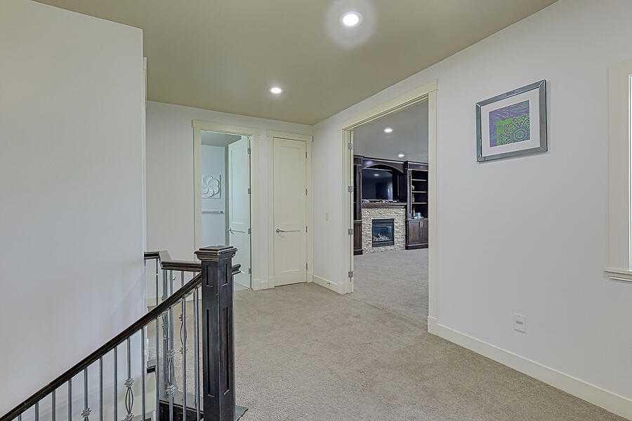 16 Rockcliff Point Nw, Calgary, AB - Indoor Photo Showing Other Room