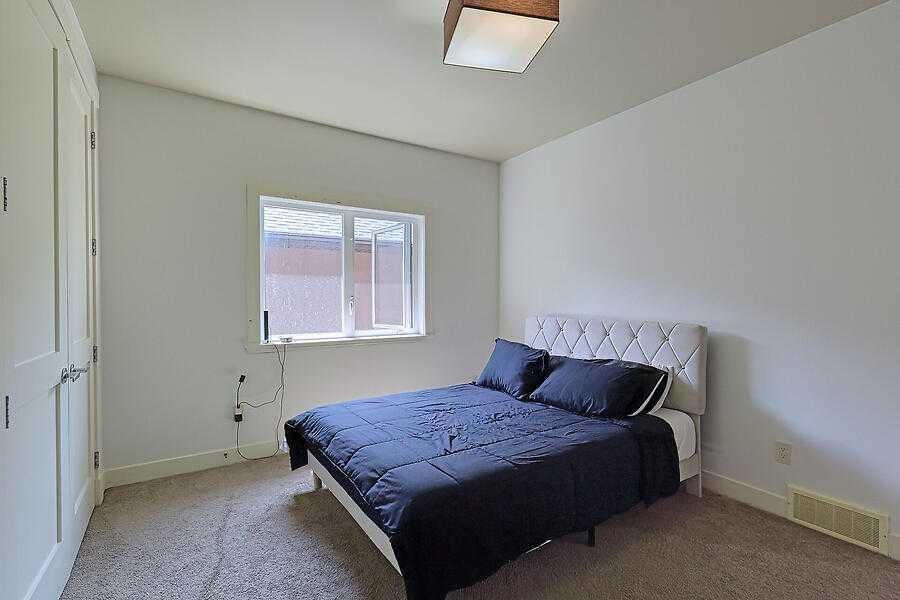 16 Rockcliff Point Nw, Calgary, AB - Indoor Photo Showing Bedroom