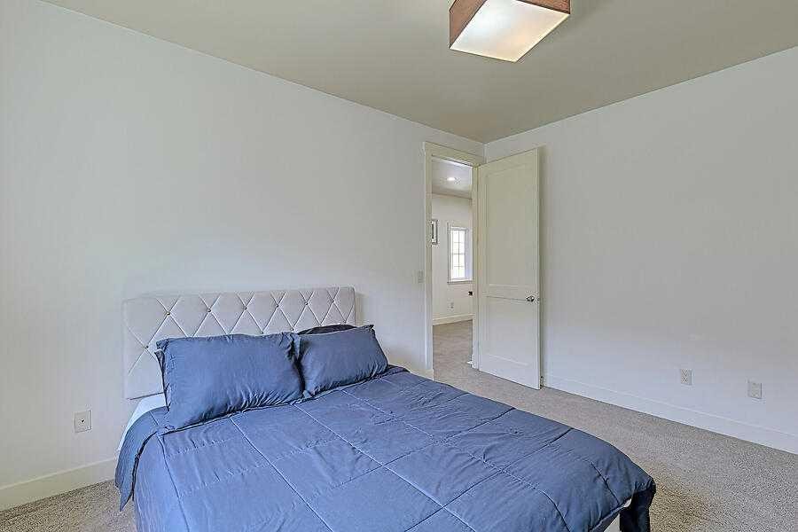 16 Rockcliff Point Nw, Calgary, AB - Indoor Photo Showing Bedroom