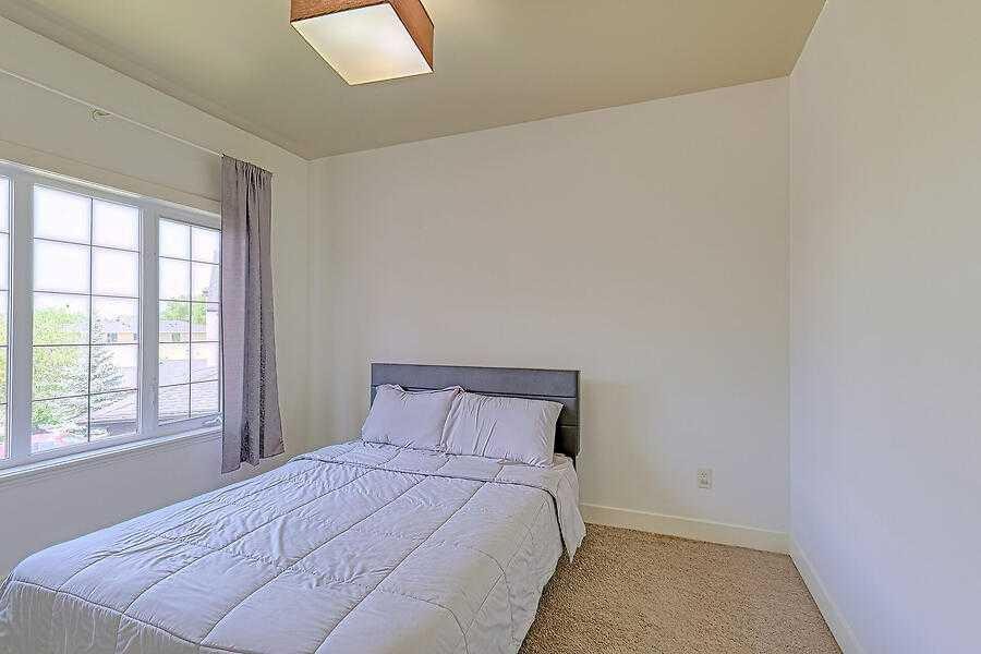16 Rockcliff Point Nw, Calgary, AB - Indoor Photo Showing Bedroom