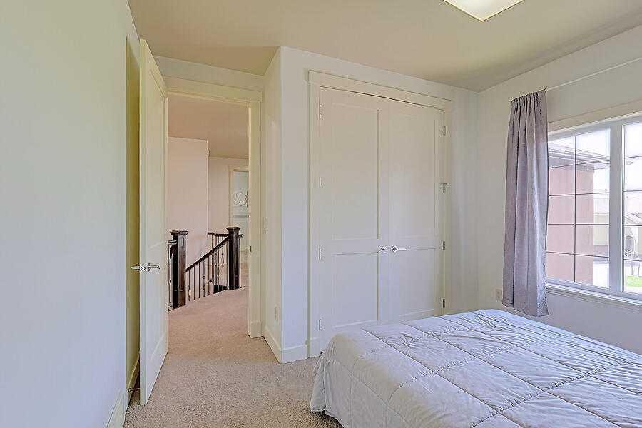 16 Rockcliff Point Nw, Calgary, AB - Indoor Photo Showing Bedroom