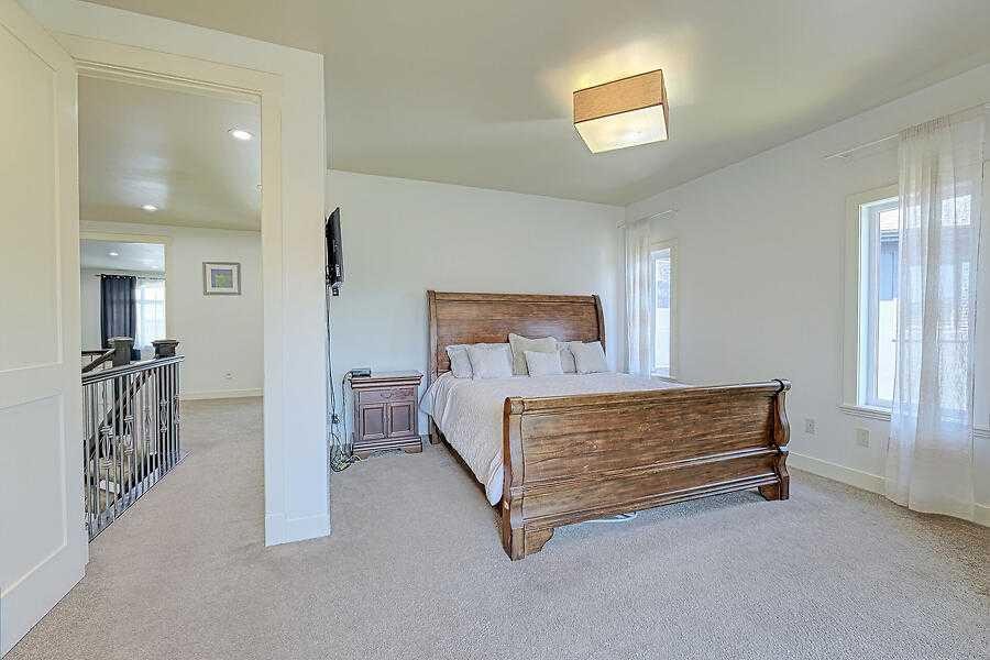 16 Rockcliff Point Nw, Calgary, AB - Indoor Photo Showing Bedroom
