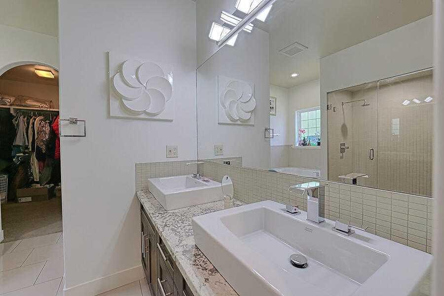 16 Rockcliff Point Nw, Calgary, AB - Indoor Photo Showing Bathroom