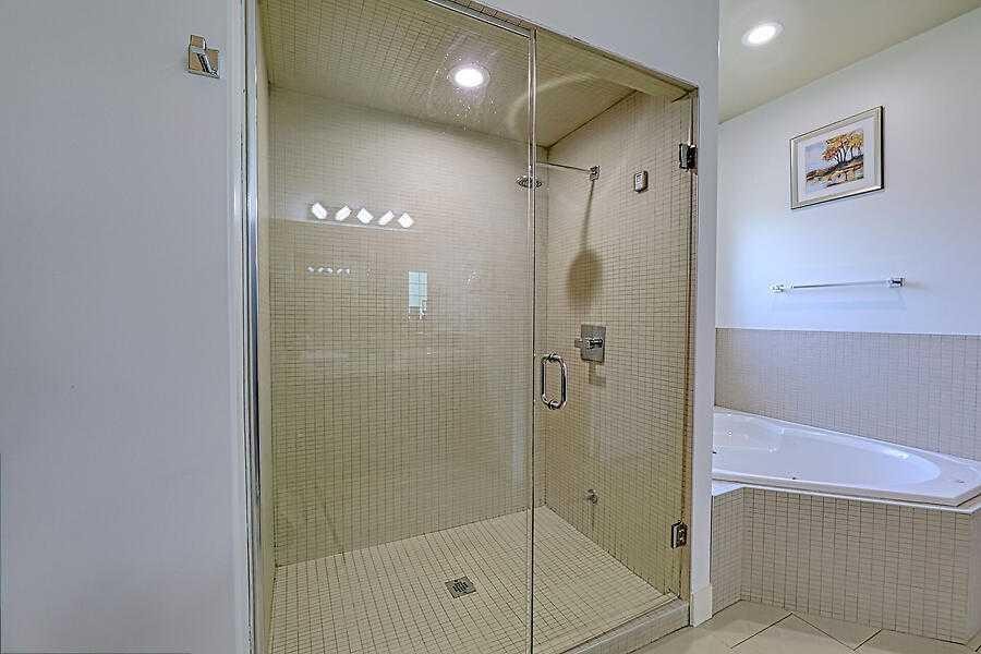 16 Rockcliff Point Nw, Calgary, AB - Indoor Photo Showing Bathroom