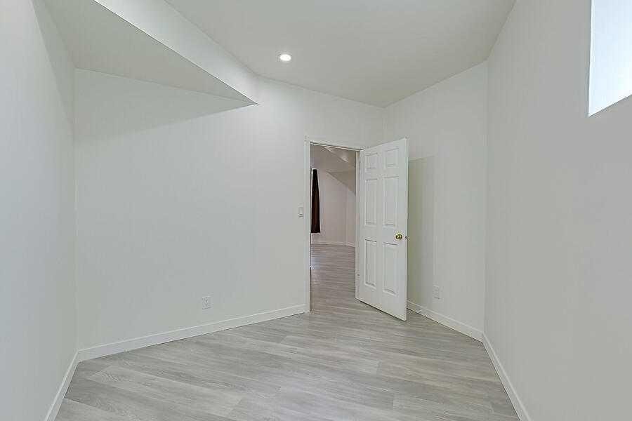 16 Rockcliff Point Nw, Calgary, AB - Indoor Photo Showing Other Room