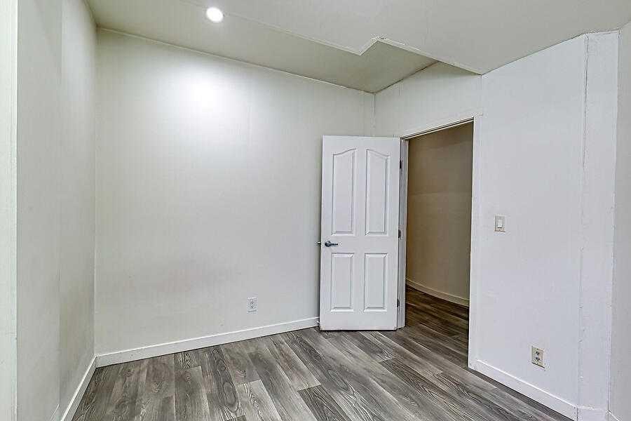 16 Rockcliff Point Nw, Calgary, AB - Indoor Photo Showing Other Room