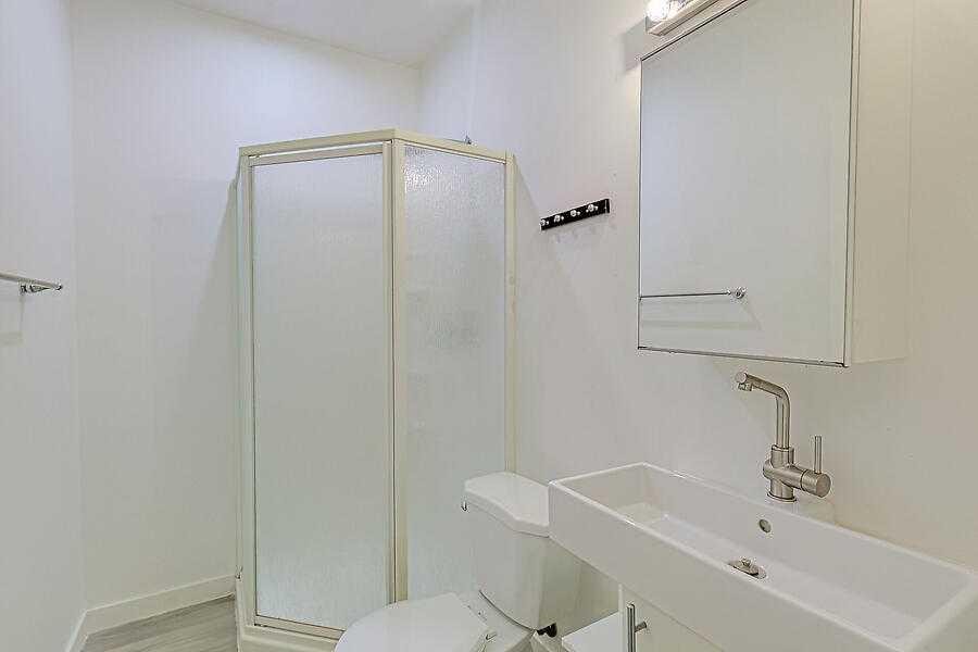 16 Rockcliff Point Nw, Calgary, AB - Indoor Photo Showing Bathroom