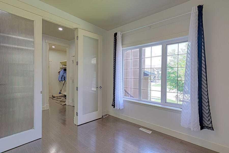 16 Rockcliff Point Nw, Calgary, AB - Indoor Photo Showing Other Room