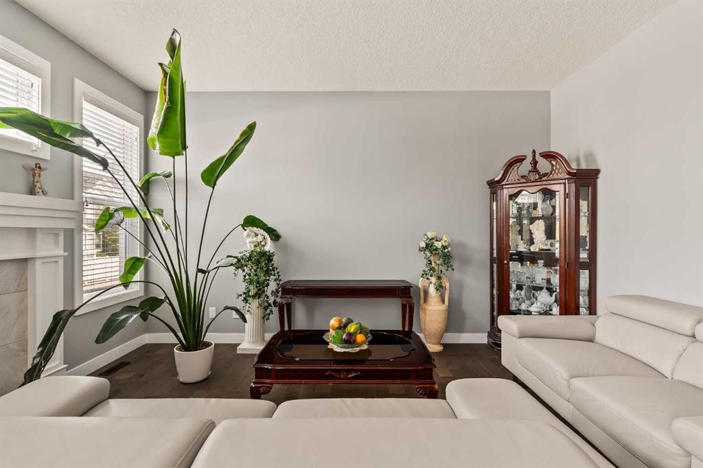 313 Evansglen Drive Nw, Calgary, AB - Indoor Photo Showing Living Room