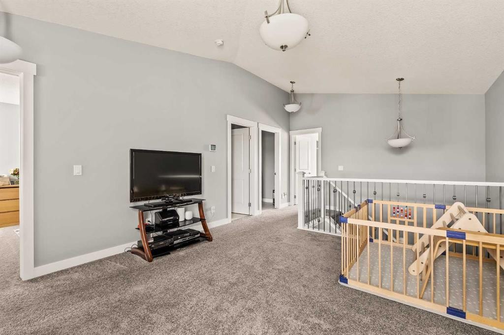 313 Evansglen Drive Nw, Calgary, AB - Indoor Photo Showing Other Room