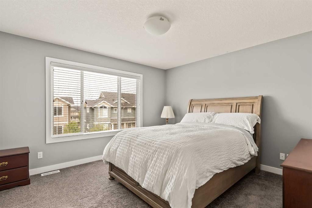 313 Evansglen Drive Nw, Calgary, AB - Indoor Photo Showing Bedroom