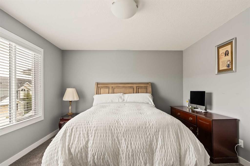 313 Evansglen Drive Nw, Calgary, AB - Indoor Photo Showing Bedroom