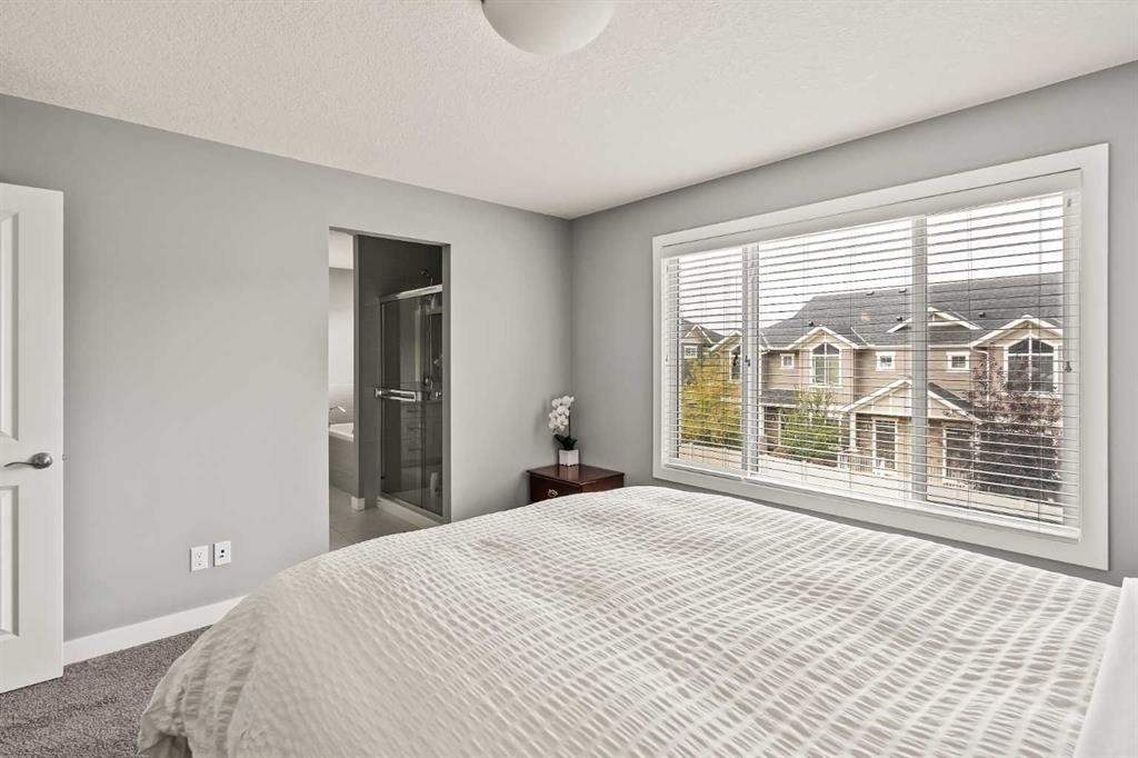 313 Evansglen Drive Nw, Calgary, AB - Indoor Photo Showing Bedroom