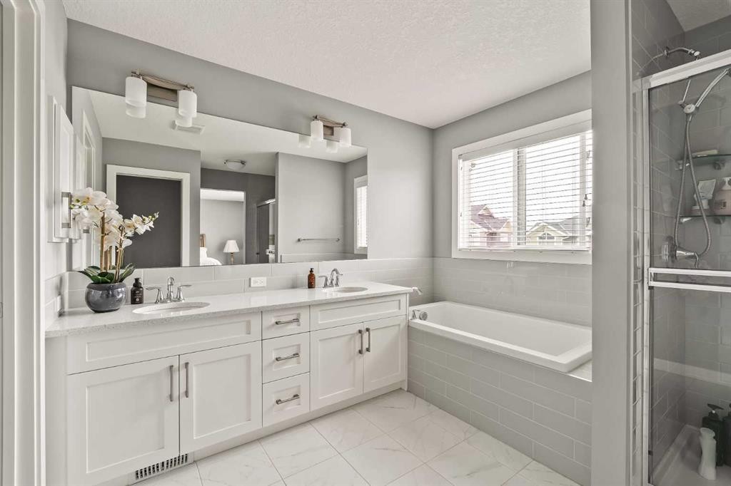 313 Evansglen Drive Nw, Calgary, AB - Indoor Photo Showing Bathroom