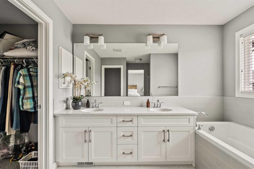 313 Evansglen Drive Nw, Calgary, AB - Indoor Photo Showing Bathroom