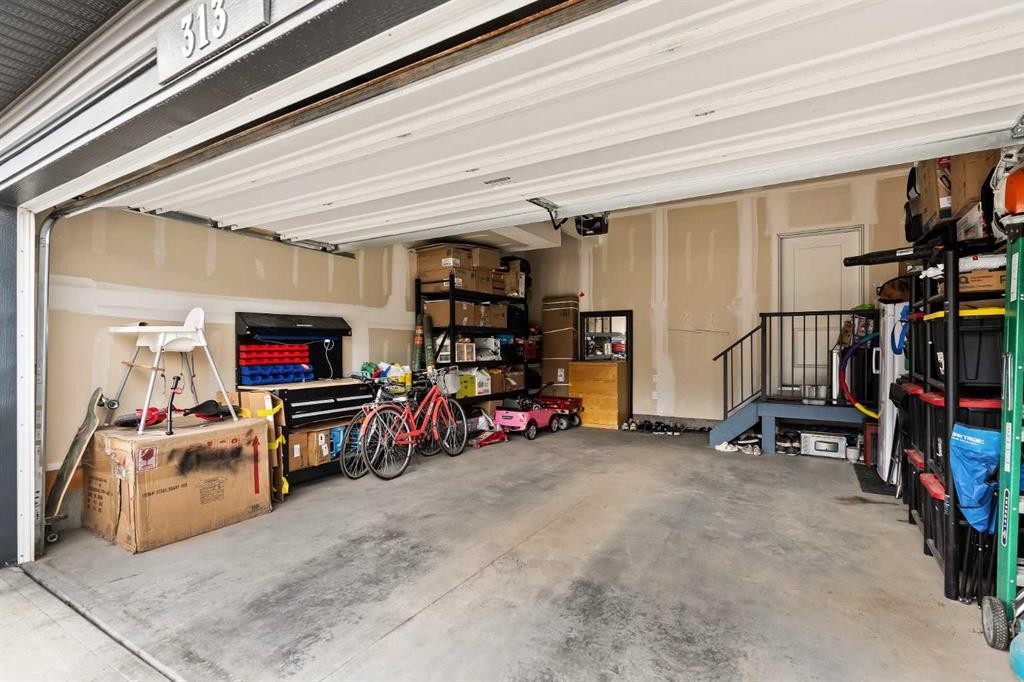 313 Evansglen Drive Nw, Calgary, AB - Indoor Photo Showing Garage