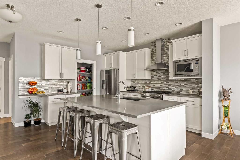 313 Evansglen Drive Nw, Calgary, AB - Indoor Photo Showing Kitchen With Upgraded Kitchen