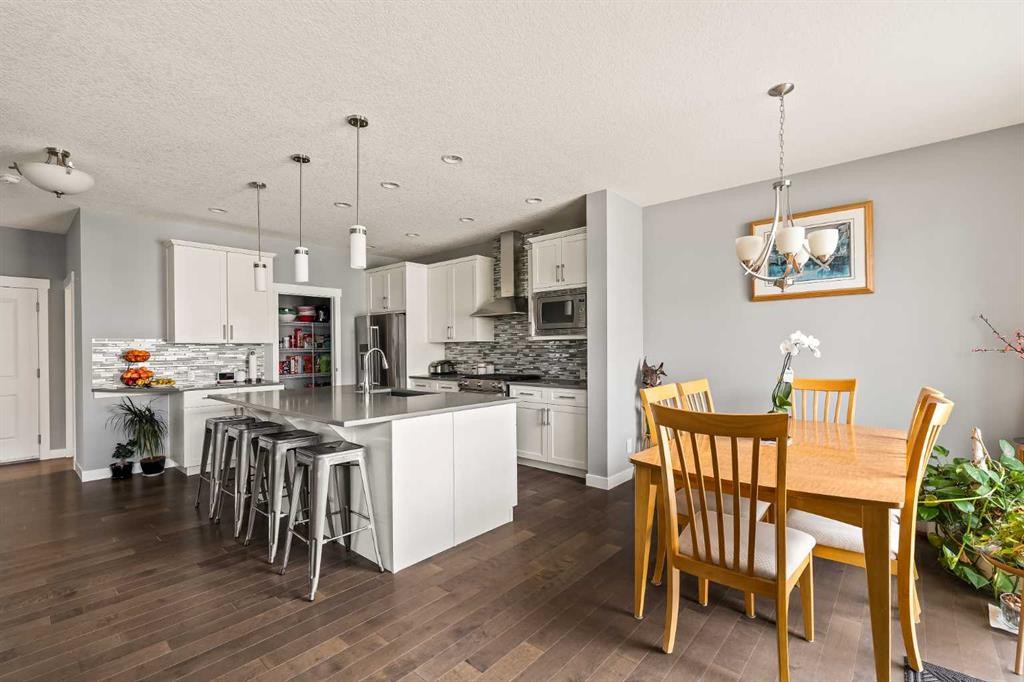 313 Evansglen Drive Nw, Calgary, AB - Indoor Photo Showing Other Room