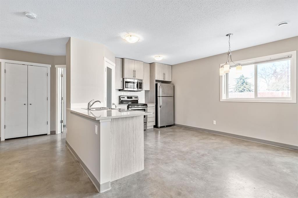 204E 6 Avenue, Strathmore, AB - Indoor Photo Showing Kitchen
