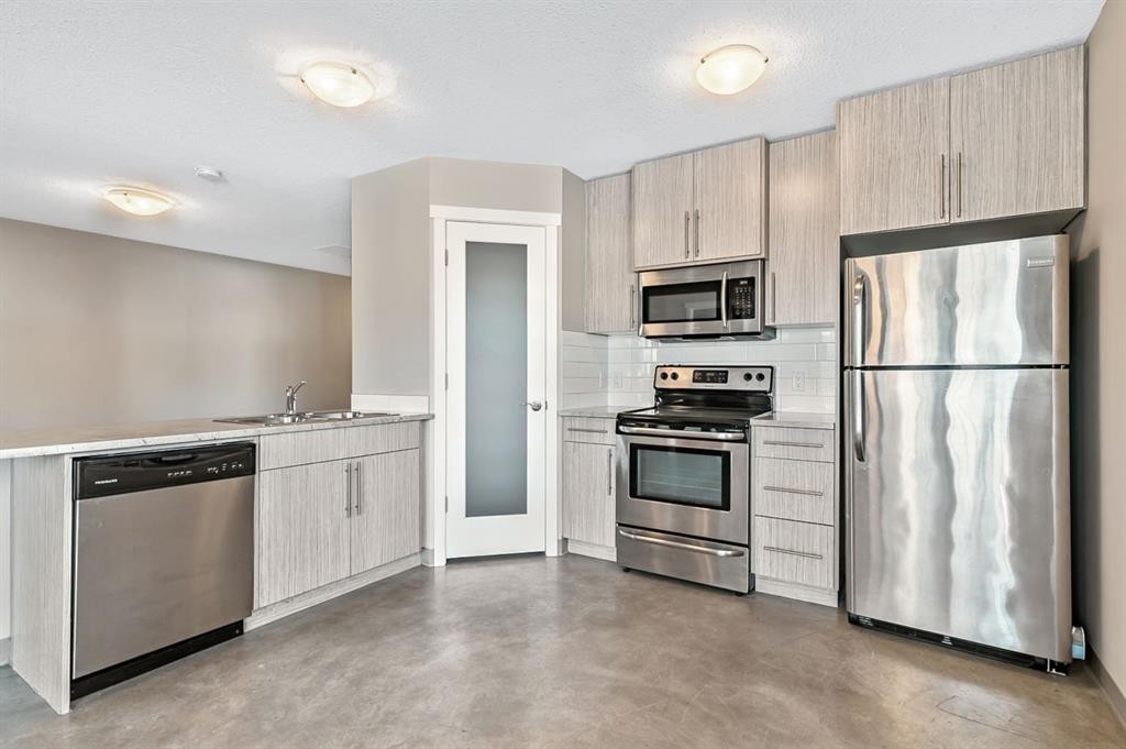 204E 6 Avenue, Strathmore, AB - Indoor Photo Showing Kitchen