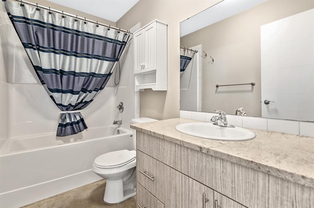 204E 6 Avenue, Strathmore, AB - Indoor Photo Showing Bathroom
