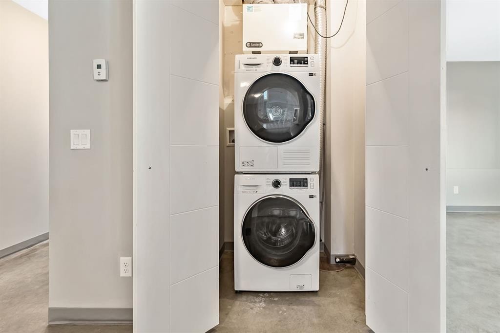 204E 6 Avenue, Strathmore, AB - Indoor Photo Showing Laundry Room