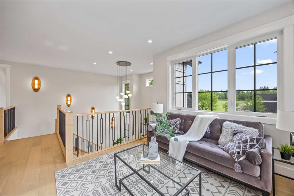 12 Vardana Place Nw, Calgary, AB - Indoor Photo Showing Living Room