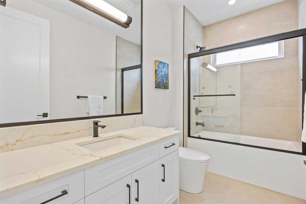 12 Vardana Place Nw, Calgary, AB - Indoor Photo Showing Bathroom