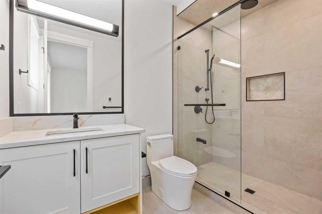 12 Vardana Place Nw, Calgary, AB - Indoor Photo Showing Bathroom