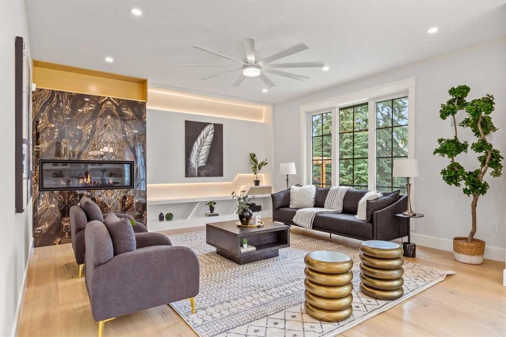 12 Vardana Place Nw, Calgary, AB - Indoor Photo Showing Living Room