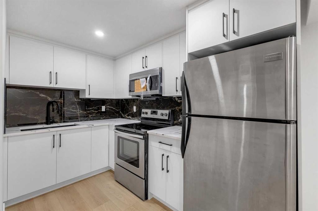 16 Faldale Close Ne, Calgary, AB - Indoor Photo Showing Kitchen