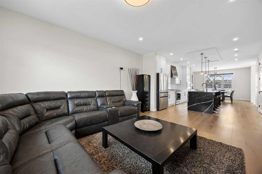 4635 79 Street Nw, Calgary, AB - Indoor Photo Showing Living Room