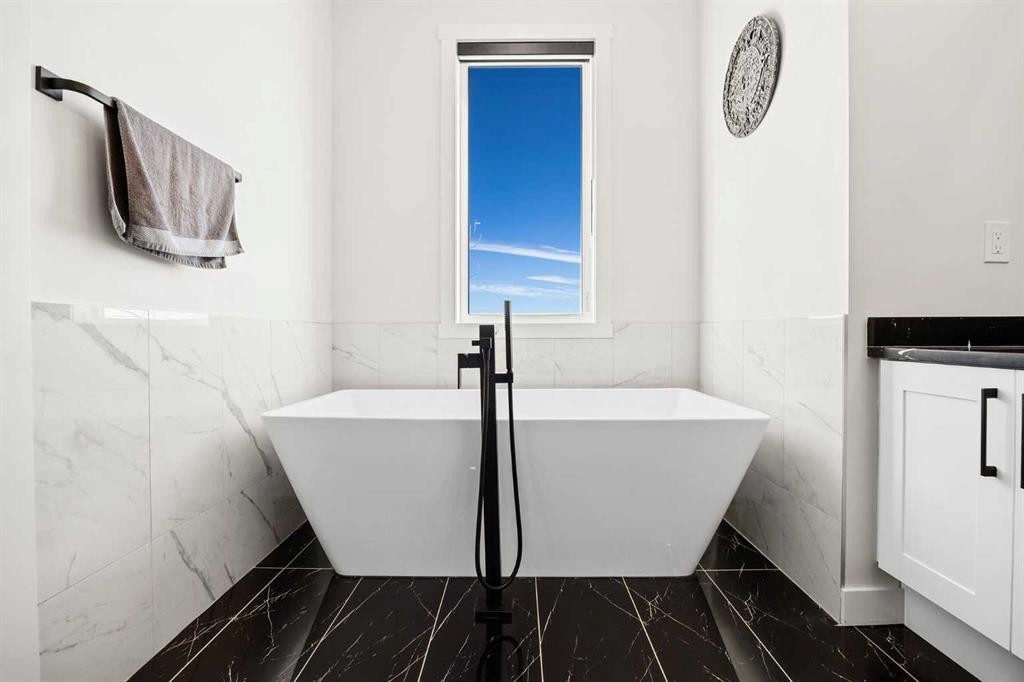 4635 79 Street Nw, Calgary, AB - Indoor Photo Showing Bathroom