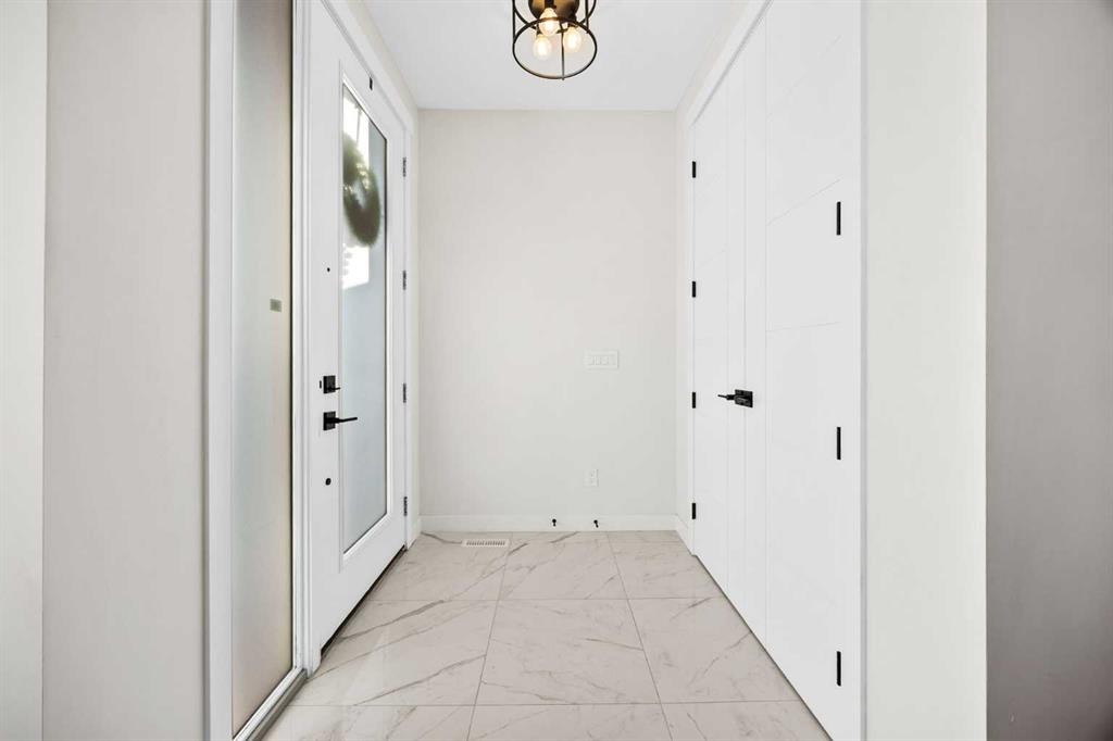 4635 79 Street Nw, Calgary, AB - Indoor Photo Showing Other Room