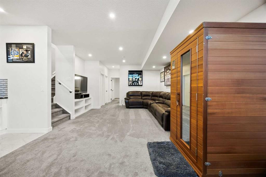 4635 79 Street Nw, Calgary, AB - Indoor Photo Showing Other Room