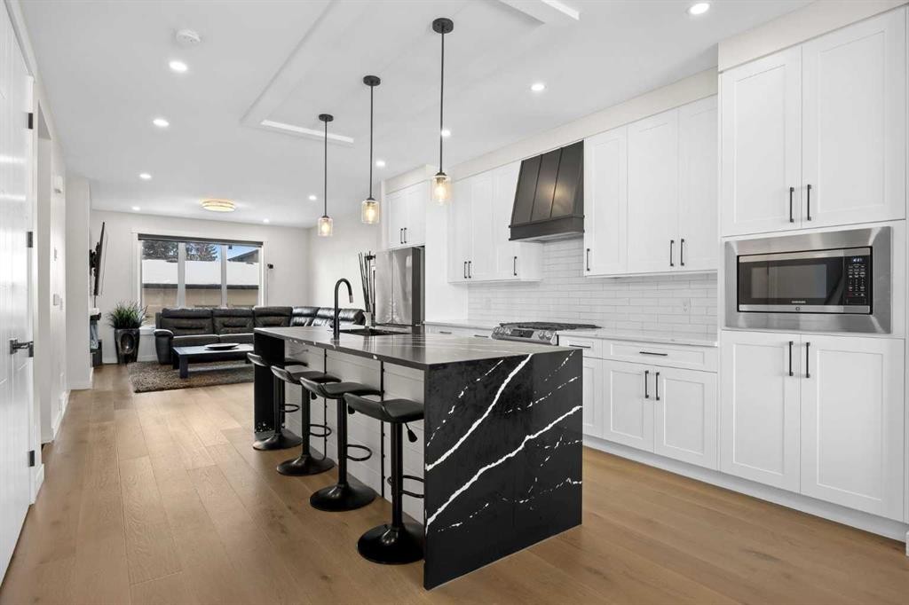 4635 79 Street Nw, Calgary, AB - Indoor Photo Showing Kitchen With Upgraded Kitchen