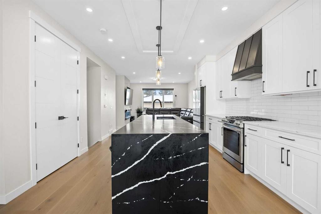 4635 79 Street Nw, Calgary, AB - Indoor Photo Showing Kitchen With Upgraded Kitchen