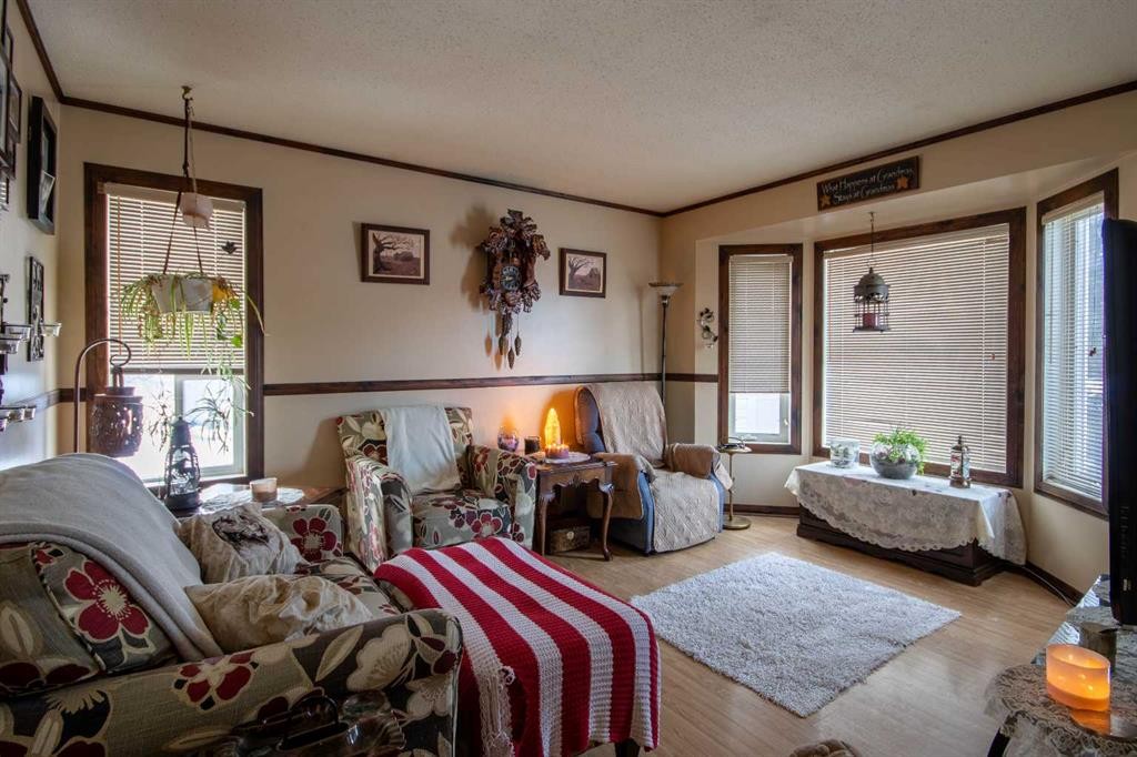 128 10 Avenue Ne, Sundre, AB - Indoor Photo Showing Living Room
